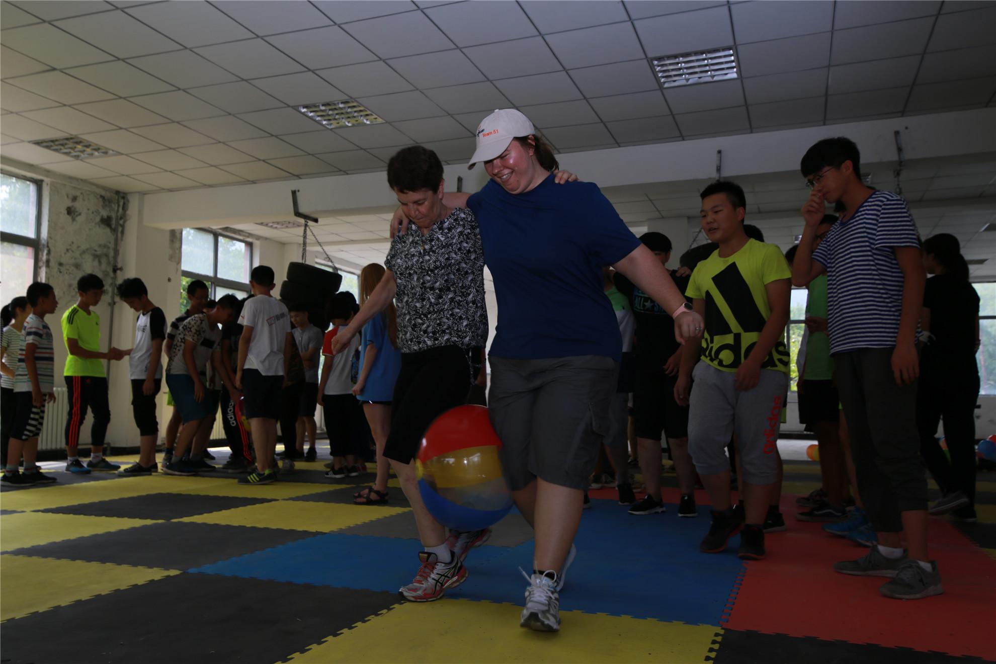 陕西阳虎教育让学生在和外国友人在嬉闹玩耍中提高英语口语交流水平